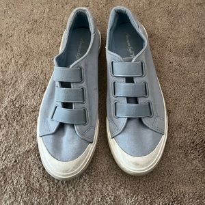 American Eagle. Light blue . Size 8.5. Lightly worn and good condition!